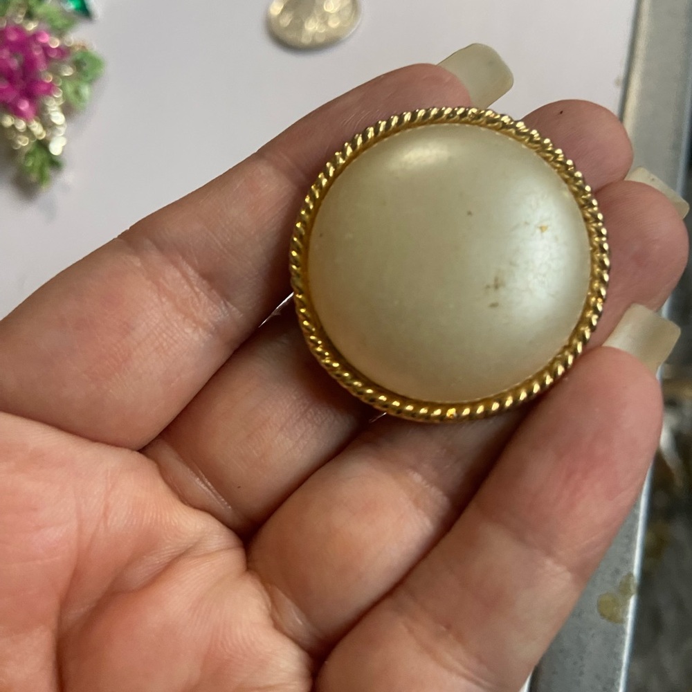 Gold tone  Limage  Cream Round Cabochon Women's Brooch